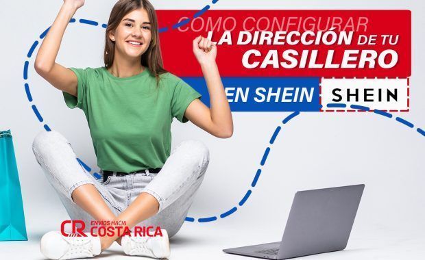 Mujer adolescente feliz con una camisa verde y un pantalón blanco frente a una laptop plateada